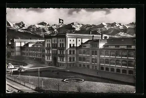 AK Thun, Blick auf die Kaserne, im Hintergrund die Alpenkette Eiger, Mönch, Jungfrau bis Blümlisalp