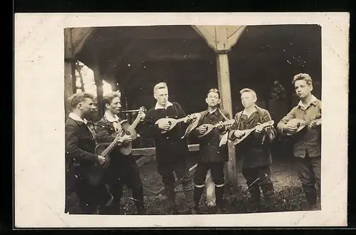 Foto-AK Männer beim musizieren, Camping