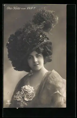 AK Hübsche Dame mit auffälligem Hut, Hüte von 1909