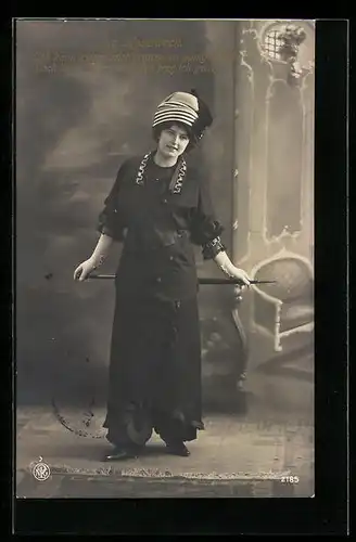 AK Frau im schwarzen Hosenrock mit Hut