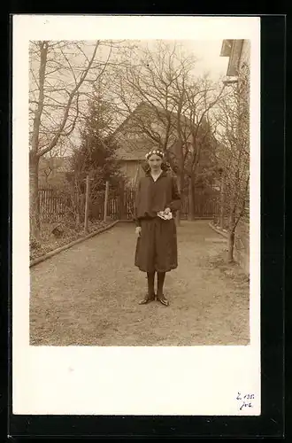 Foto-AK Breithardt, Mädchen bei ihrer Konfirmation, Hinter dem Pfarrhaus