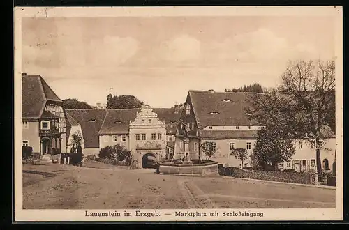 AK Lauenstein im Erzgeb., Marktplatz mit Schlosseingang