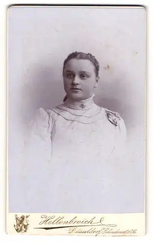 Fotografie C. M. Hellenbroich, Düsseldorf, Schadowstr. 76, Portrait schönes Fräulein im weissen Kleid