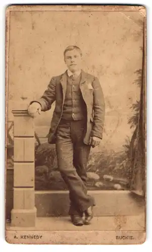 Fotografie A. Kennedy, Buckie, Portrait junger charmanter Mann im Anzug