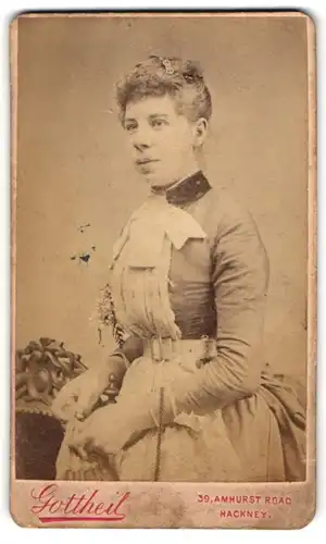 Fotografie Gottheil, Hackney, 39, Amhurst Road, Portrait schönes Fräulein im prachtvollen Kleid