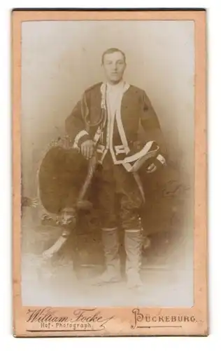 Fotografie William Focke, Bückeburg, höfischer Beamter in Uniform mit Zweispitz und Gamaschen