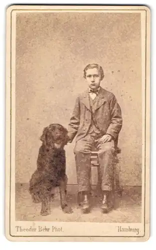 Fotografie Theodor Behr, Hamburg, Feldstr. 56, junger Knabe posiert mit seinem Hund im Atelier