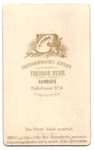 Fotografie Theodor Behr, Hamburg, Feldstr. 56, junger Knabe posiert mit seinem Hund im Atelier