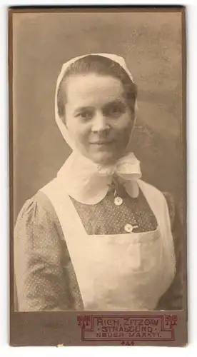 Fotografie R. Zitzow, Stralsund, junge Krankenschwester in Uniform mit Halskreuz Orden