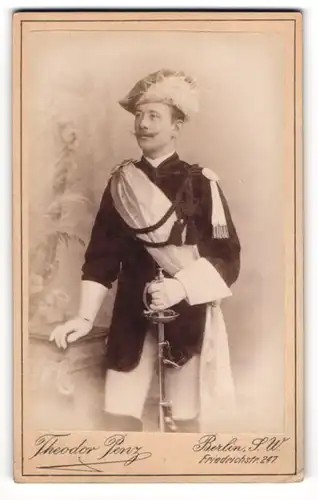 Fotografie Theodor Penz, Berlin, Herr Grigoleit als Student im vollen Wichs mit Schläger, 1894