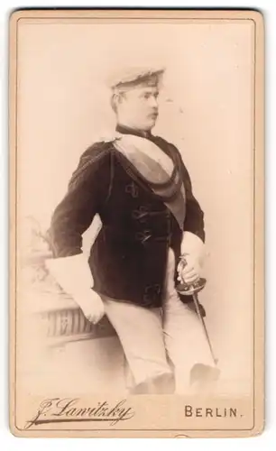 Fotografie F. Lawitzky, Berlin, Student Ohkasley im vollen Wichs mit Schläger, Fuchsmajor, 1895