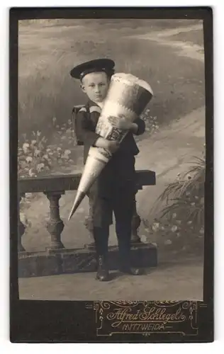 Fotografie Alfred Schlegel, Mittweida, junger Knabe mit grosser Zuckertüte zum Schulanfang