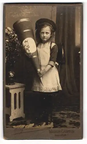 Fotografie Willy Schaarschmidt, Wahren-Leipzig, Mädchen im Kleidchen mit Zuckertüte zur Einschulung