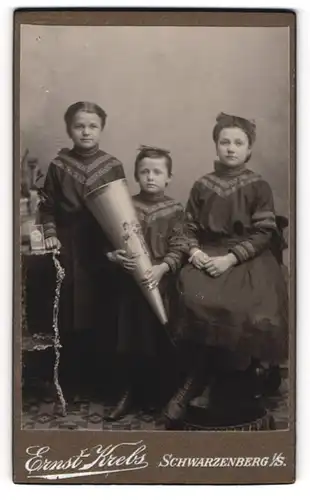 Fotografie Ernst Krebs, Schwarzenberg i. S., Toni, Annel und Paula mit einer Zuckertüte zum Schulanfang im Atelier