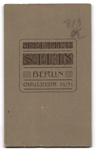 Fotografie F. Stein, Berlin, Chausseestr. 70 /71, Portrait kleines mit Schulranzen und Mützenband SMS Kronprinz