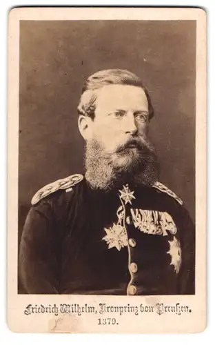 Fotografie unbekannter Fotograf und Ort, Portrait Kronprinz Friedrich Wilhelm von Preussen in Uniform mit Ordenspange