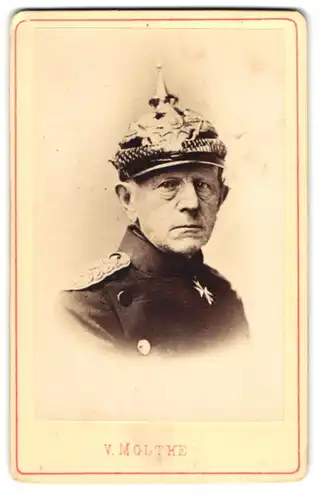 Fotografie unbekannter Fotograf und Ort, Portrait Generalfeldmarschall Graf von Moltke mit Pickelhaube und Halsorden