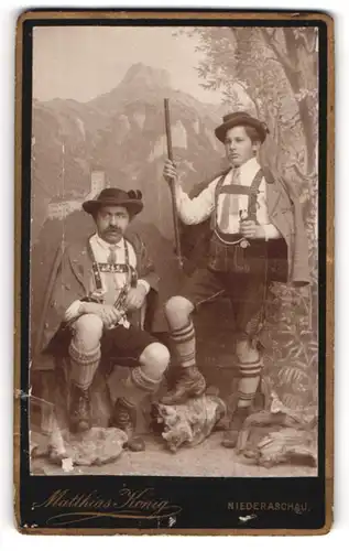 Fotografie Matthias König, Niederaschau, bayrischer Vater und Sohn in Tracht mit Lederhosen und Wanderstock