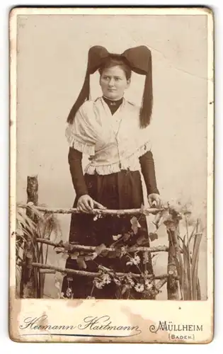 Fotografie Hermann Hartmann, Müllheim / Baden, junge Frau Emilie Heller in Tracht mit Kopfschmuck, 1900