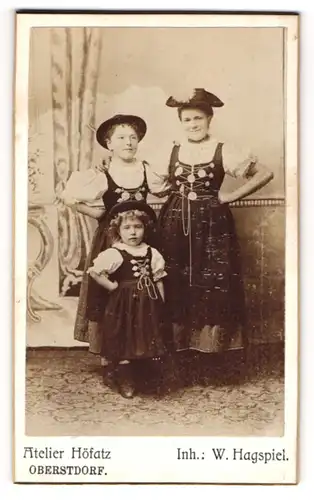 Fotografie Atelier Höfatz, Oberstdorf, Mutter mit ihren beiden Kindern in bayrischer Tracht, Dirndl