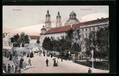 AK Kempten, Residenzplatz mit Passanten