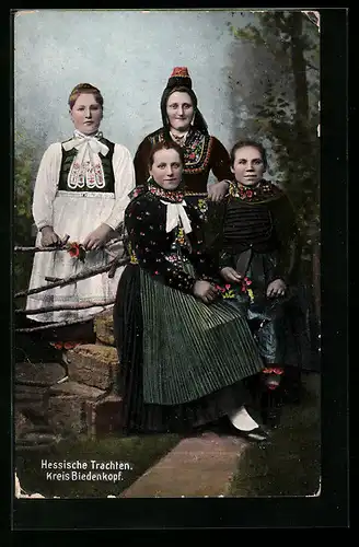 AK Frauen in hessischen Trachten, Kreis Biedenkopf