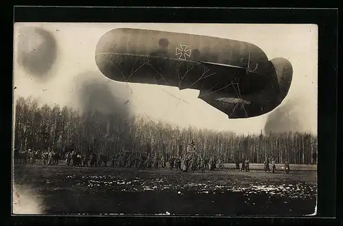 Foto-AK Fesselballon mit Korb und Bedienmannschaft