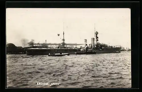 AK Kreuzer Emden im Hafen