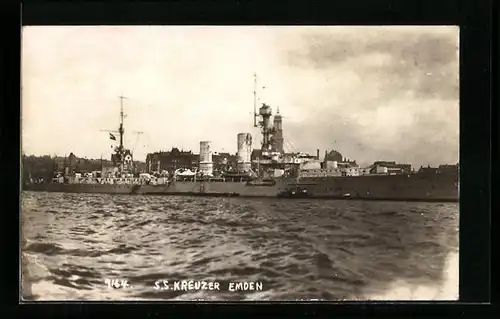 AK SS Kreuzer Emden im Hafen