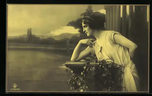 Foto-AK RPH SBW 5739 /40: Dame mit Haarreif in Tunika