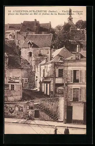 AK Argenton-sur-Creuse, Vieilles maisons place du Marché au Blé et statue de la Bonne-Dame