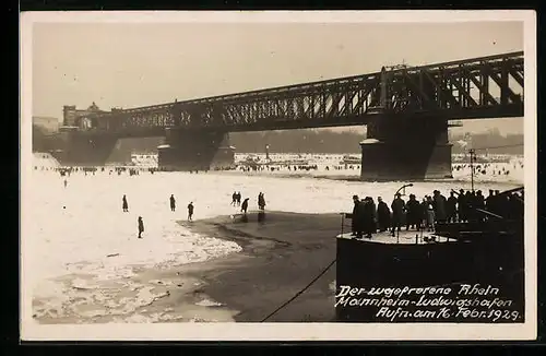 AK Mannheim, Passanten auf dem zugefrorenem Rhein 1929