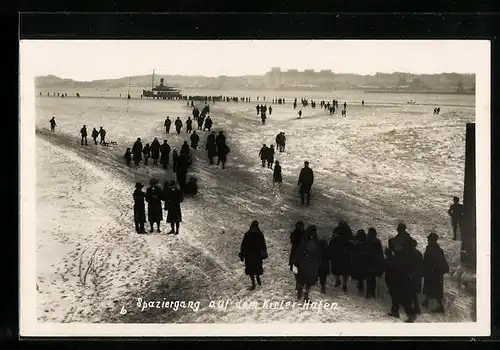 Foto-AK Kiel, Spaziergang auf dem Kieler Hafen, Eiswinter 1929