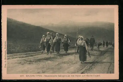 AK Mazedonische Gebirgsfrauen Ihre Waren zum Markte tragend, Balkan