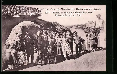 AK Macedoine (Grece), Enfants devant un four