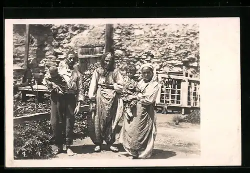 Foto-AK Mazedonier, Mann und Frau mit Kindern auf dem Arm