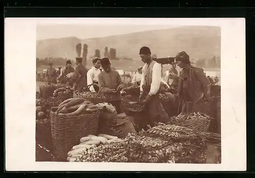 Foto-AK Mazedonier auf einem Markt