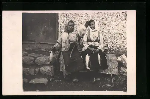 Foto-AK Frauen bei der Wollverarbeitung