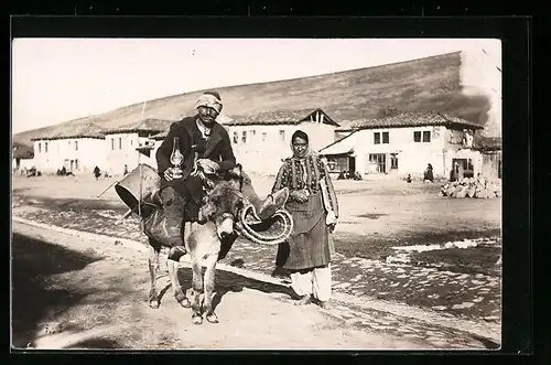 Foto-AK Skopie, Paar in Tracht mit Esel auf der Strasse