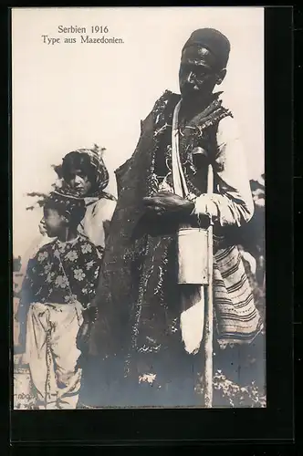 AK Mazedonien, Mann mit Kindern in traditioneller Kleidung