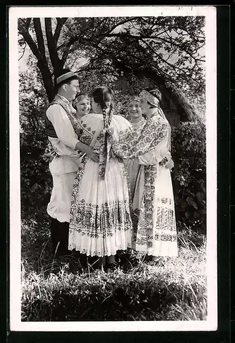 Foto-AK Mann und vier Frauen in Tracht im Kreis