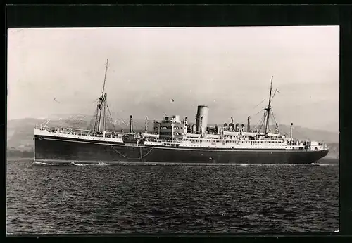 AK Passagierschiff S. S. Largs Bay vor der Küste