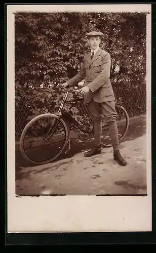Foto-AK K.u.K. Soldat mit Fahrrad