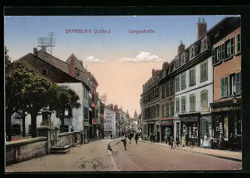 AK Saarburg /Lothr., Langestrasse mit Passanten