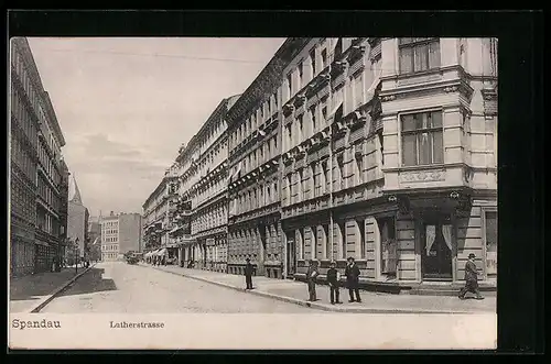 AK Berlin-Spandau, Lutherstrasse mit Geschäft