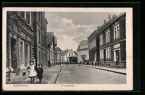 AK Gütersloh, Schulstrasse mit Geschäft