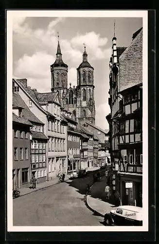 AK Göttingen, Strassenpartie mit Türmen der Johanniskirche