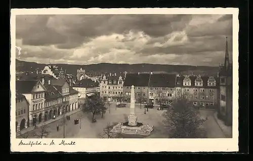 AK Saalfeld a. S., Markt mit Geschäften und Denkmal