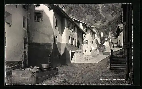 AK Pontresina, Strasse mit Brunnen im Ort