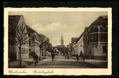 AK Schwabmünchen, Hindenburgstrasse mit Blick zur Kirche